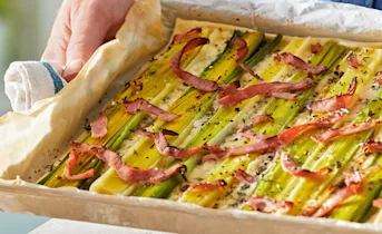 Flammkuchen met prei, ham en brandnetelkaas