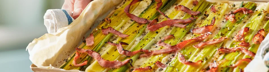 Flammkuchen met prei, ham en brandnetelkaas