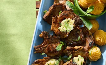 Lamskoteletjes met honing en muntboter