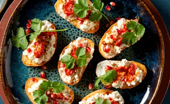 Bruschette met ricotta en granaatappel