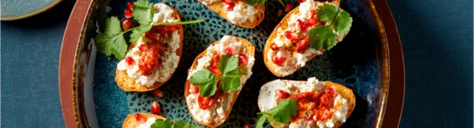 Bruschette met ricotta en granaatappel