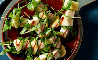 Prikkers met peer, kaas en rucola