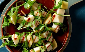 Prikkers met peer, kaas en rucola