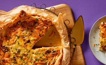 Hartige taart met prei en champignons