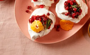 Kleine pavlova’s met cranberrycompote en sinaasappel