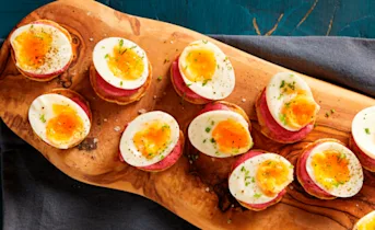 Blini met bietenmayonaise, smokey ei en bieslook