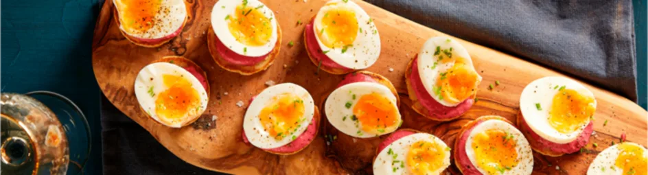 Blini met bietenmayonaise, smokey ei en bieslook