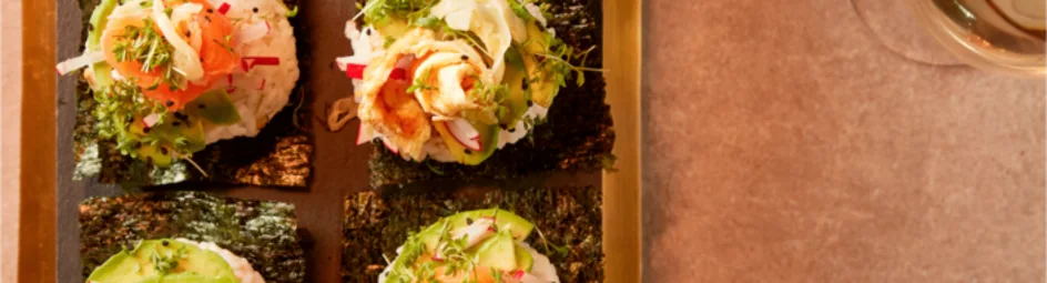 Open sushi van omelet met carpaccio of zalm