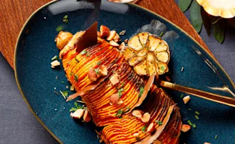 Pompoen hasselback met laurier