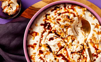 Romig rijsttoetje met koffiesiroop