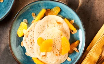 Duizend-gatenpannenkoekjes met sinaasappel en honing