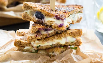 Tosti met brie, blauwe bessen en basilicum