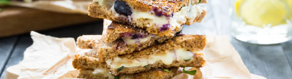 Tosti met brie, blauwe bessen en basilicum