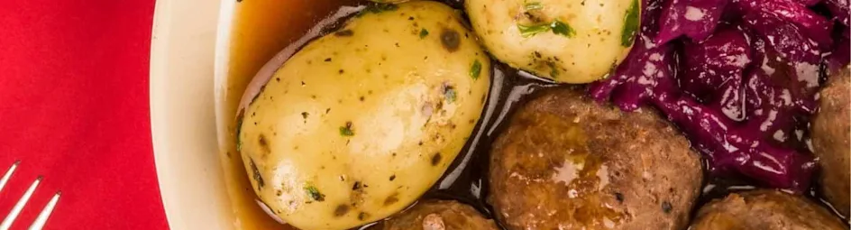 Rode kool met gehaktbal en geroosterde aardappels