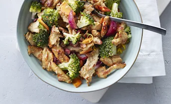 Gewokte vegan kipstukjes met broccoli en rijst