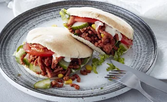 Pita met komkommer en vegan shoarma
