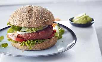 Vegan burgers met guacamole