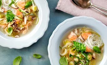Vietnamese soep met zalm