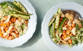 Citroenkip met geroosterde wortel en komkommer