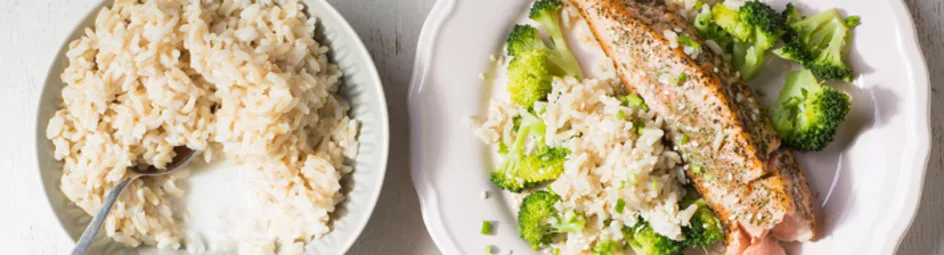 Zalm in groene thee met rijst met gestoomde broccoli