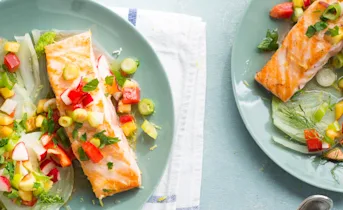 Gegrilde zalm met venkel en perziksalsa