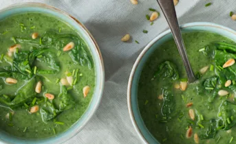 Courgettesoup met spinazie