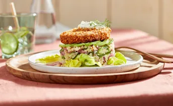 Zalmburgers met quinoa-komkommersalade