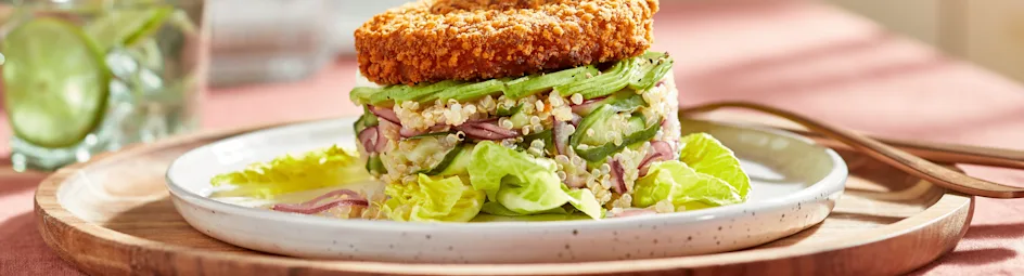 Zalmburgers met quinoa-komkommersalade