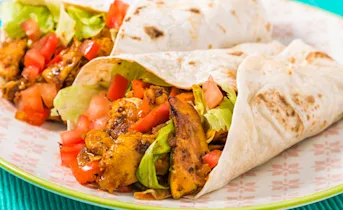 Tortilla met gekruide kipreepjes