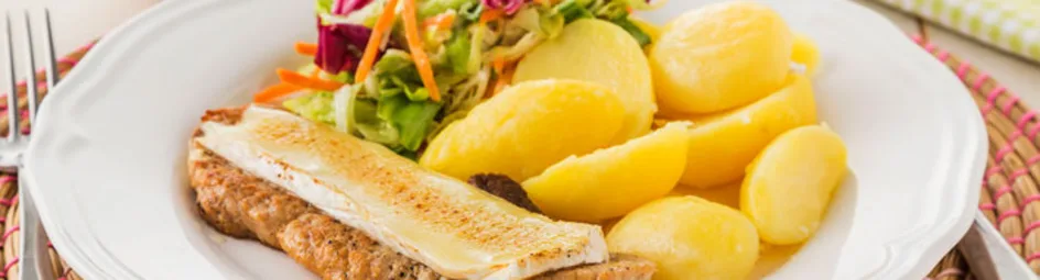 Schnitzel met brie en een frisse gemengde salade