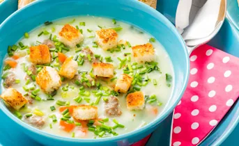 Asperge-Cremesoep met verse rundersoepballetjes en groenten