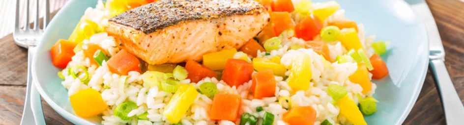 Pikante zalmfilet met tropische vruchten en risotto