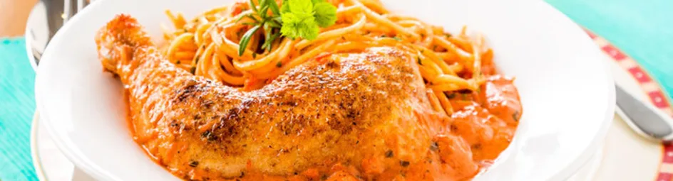 Kippenbouten met spaghetti en salade