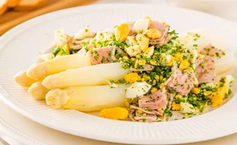 Asperges op traditionele wijze met kaassaus