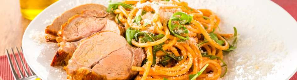 Varkensfricandeau met pasta in tomatensaus