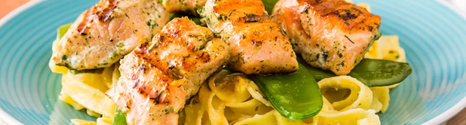 Pastaschotel met gegrilde zalmblokjes