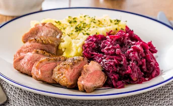 Eendenborstfilet met rode kool en aardappelpuree