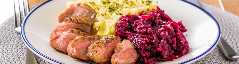Eendenborstfilet met rode kool en aardappelpuree