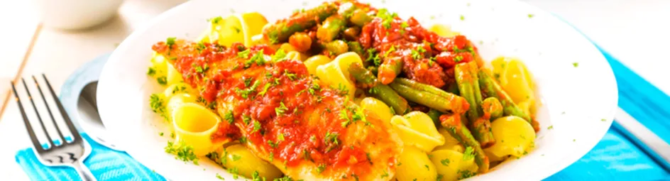Pasta met tilapiafilet en sperzieboontjes in tomatensaus