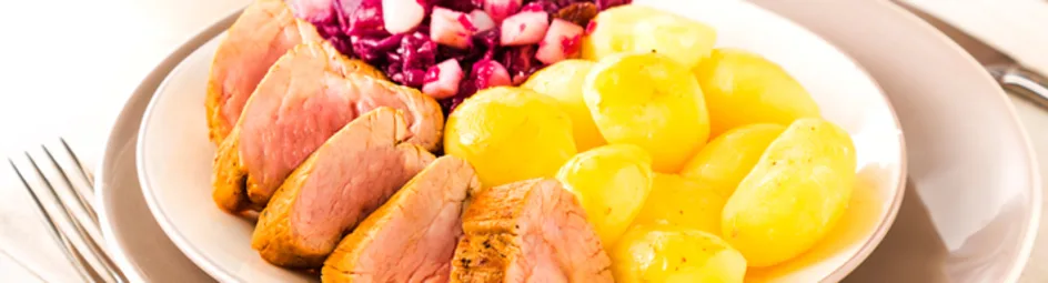 Varkenshaas met rode kool salade en aardappelen