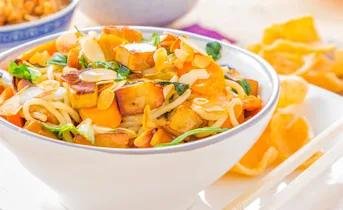 Teriyaki honing noedels met plantaardige roerbakstukjes en paksoi