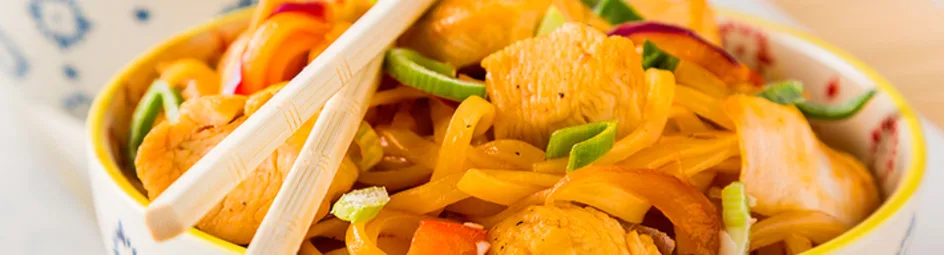 Kipfiletblokjes met mie en Oosterse woksaus