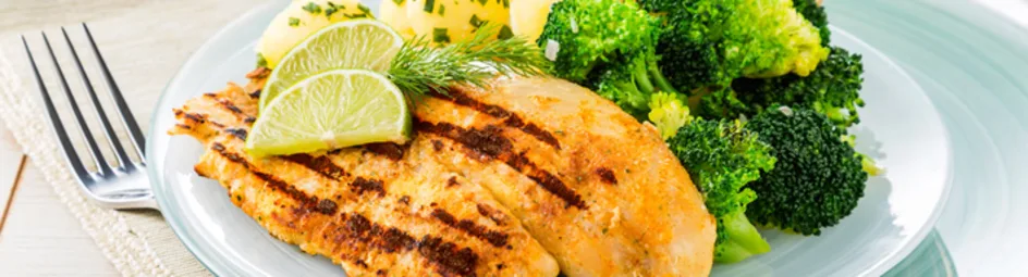 Geroosterde tilapiafilet met roergebakken broccoli en krielaardappeltjes