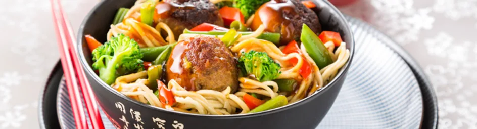 Gewokte gehaktballetjes in Teriyaki saus met noodles