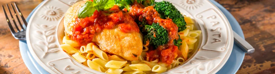 Penne met basilicosaus broccoli en kip