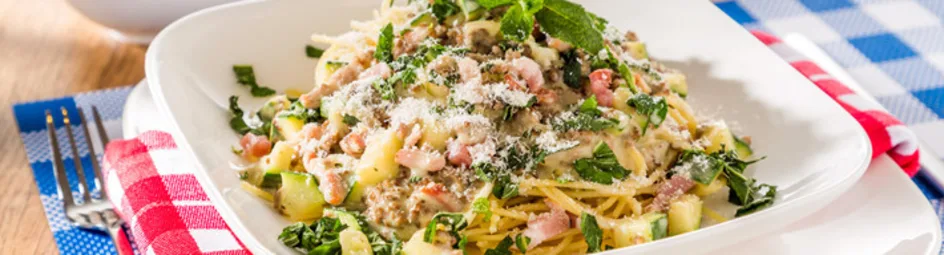 Spaghetti roomsaus met gehakt, spekjes en munt