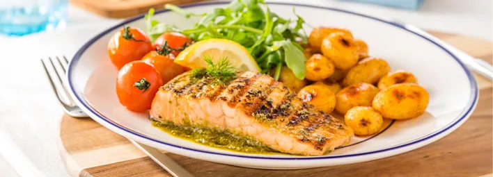 Gegrilde zalmfilets met pesto en rucola