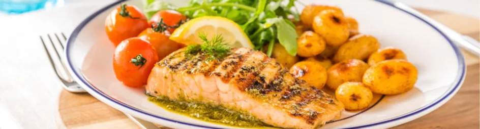 Gegrilde zalmfilets met pesto en rucola