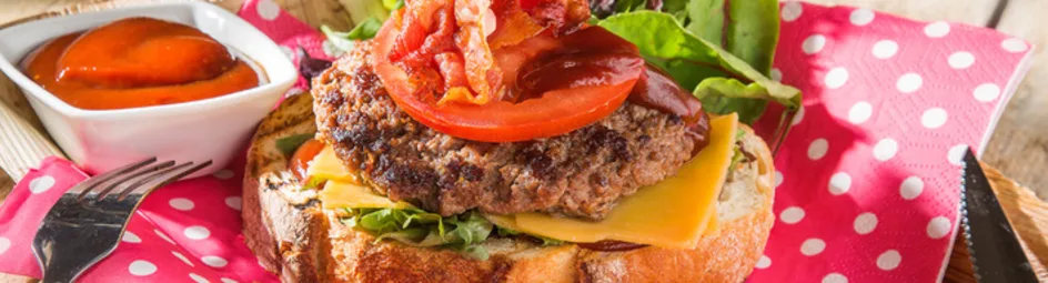 Cheeseburger op boerenbrood