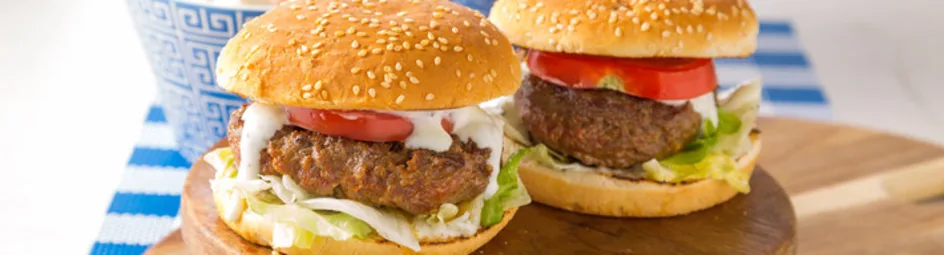 Shoarmaburger met Griekse salade en aardappelschijfjes